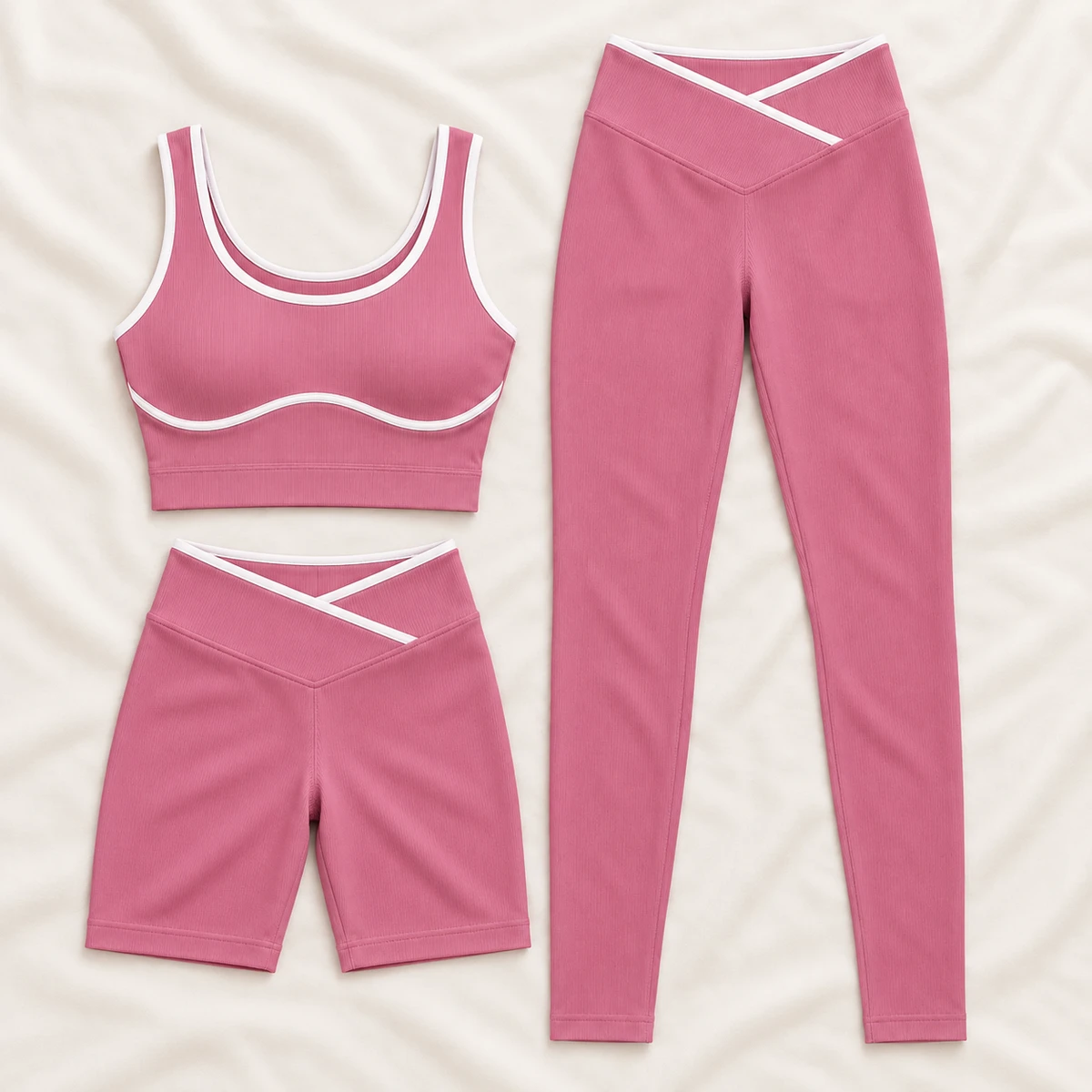 Conteúdo do kit: um top, uma legging e um short rosa