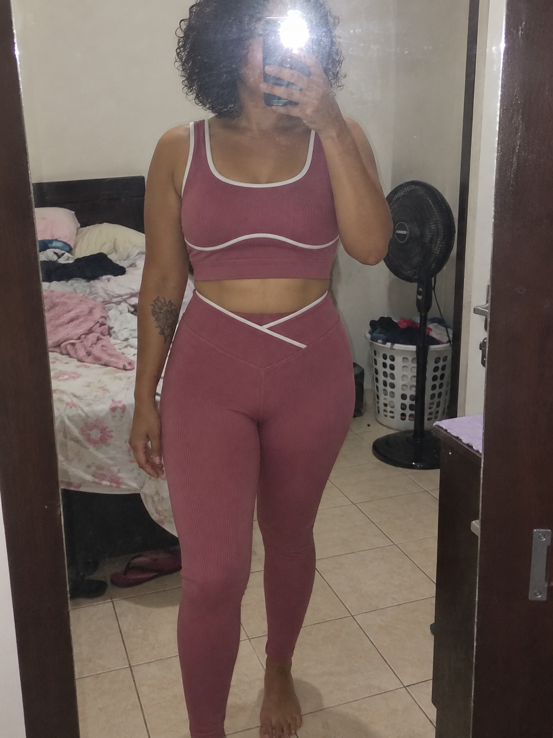 Selfie amadora no quarto usando conjunto vinho