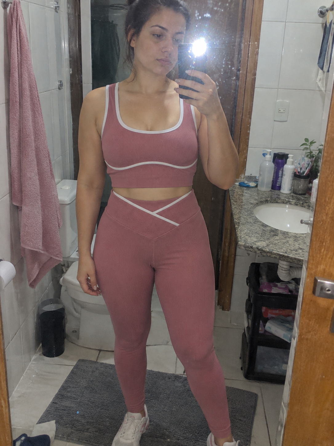 Selfie amadora no banheiro usando conjunto rosa