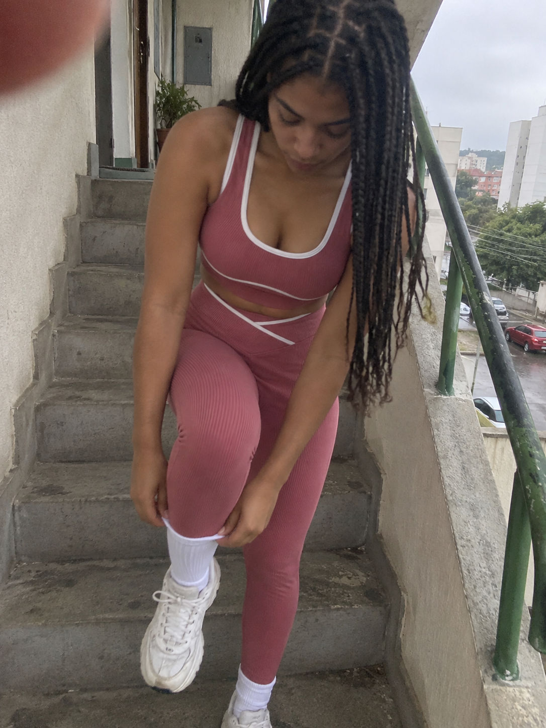 Foto casual na escadaria usando conjunto terracota