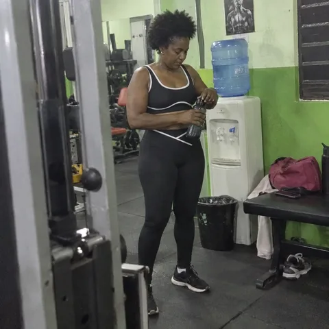 Conjunto preto em uso na academia