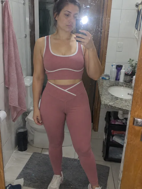 Selfie no espelho usando o conjunto rosa