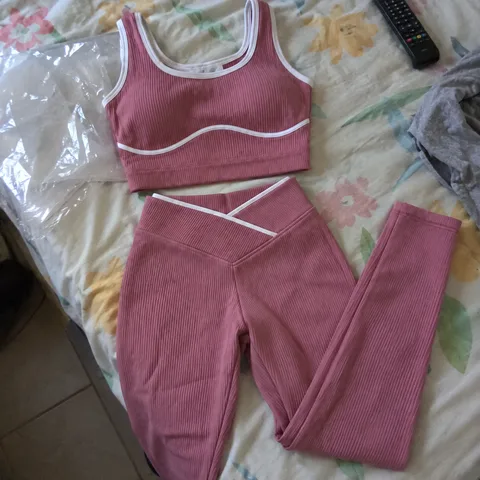 Conjunto rosa recém-chegado sobre a cama